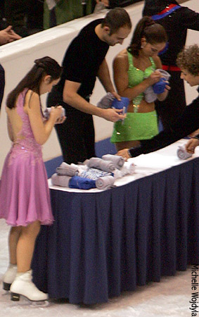 Still autographing