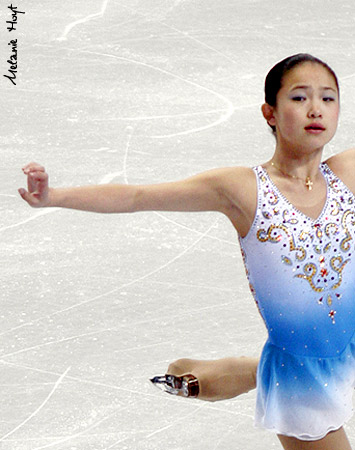 Caroline Zhang's pearl secret: fake foot attached to the dress!