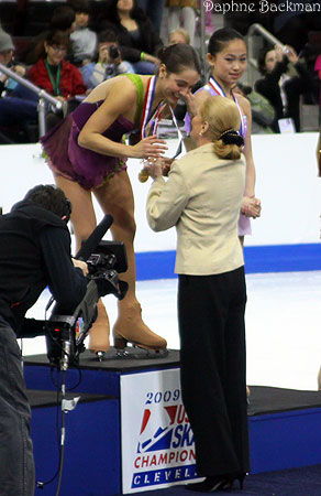 Carol Heiss Jenkins presents Alissa Czisny with her trophy