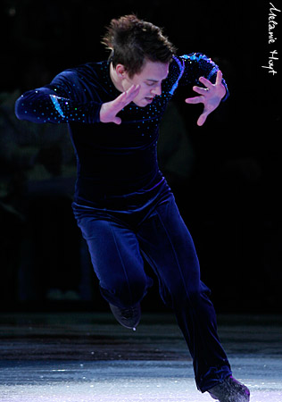 EEEK! Kurt's contact lens!