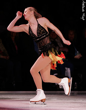 gratuitous arm flex to show off rockin' muscles