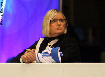 Coach Muriel Zazoui at the boards for Anna Cappellini &amp; Luca Lanotte
