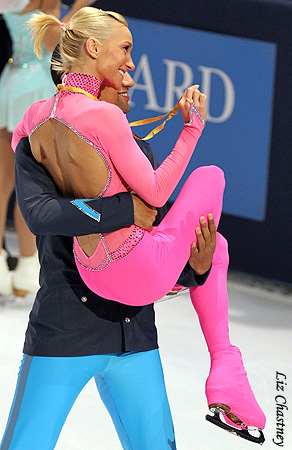 Savchenko &amp; Szolkowy (GER) show off their gold medal to the crowd