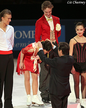 Ottavio Cinquanta awards the gold medal to Nathalie Pechalat &amp; Fabian Bourzat (FRA)