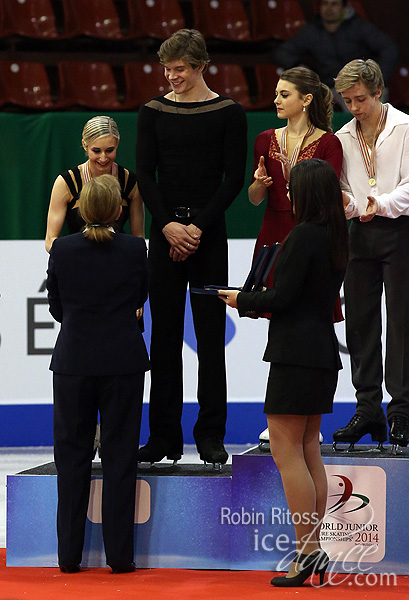 Anna Yanovskaya & Sergey Mozgov (RUS) receive their medals