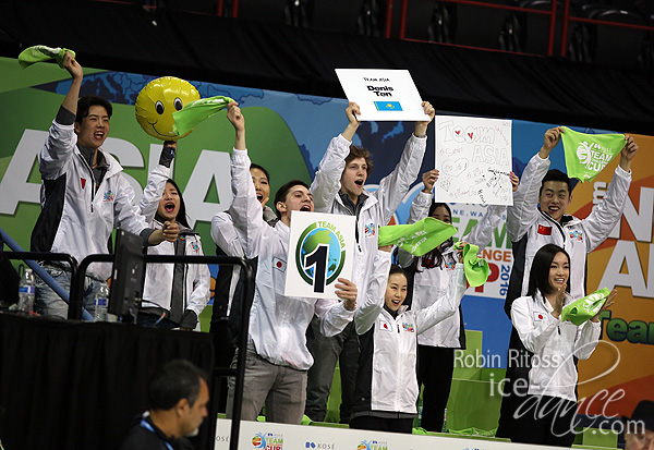 Men's Group 1 - Team Asia cheers for Denis Ten (KAZ)