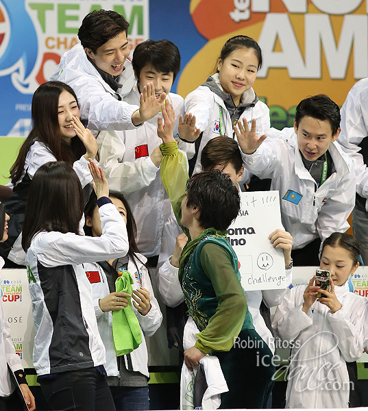 High fives for Shoma Uno
