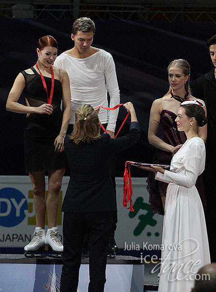 Bobrova & Soloviev receive their medals