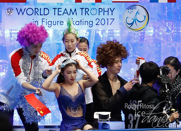 Team China shows team spirit